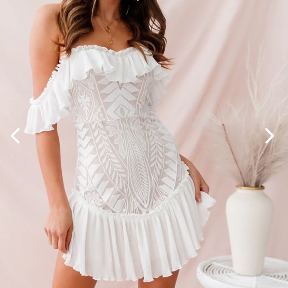 Selfie Leslie Dresses & Skirts - Selfie Leslie Dreamy Off-Shoulder Mini Dress White, Size S